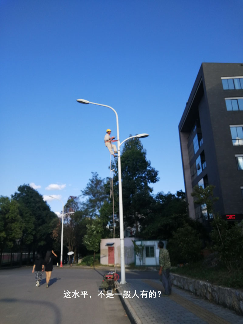 貴州某高校為本校區(qū)內(nèi)600多盞路燈更換LED燈頭及加裝太陽能LORA調(diào)光控制模塊，達(dá)到了節(jié)能和智能控制的目的。(圖8)