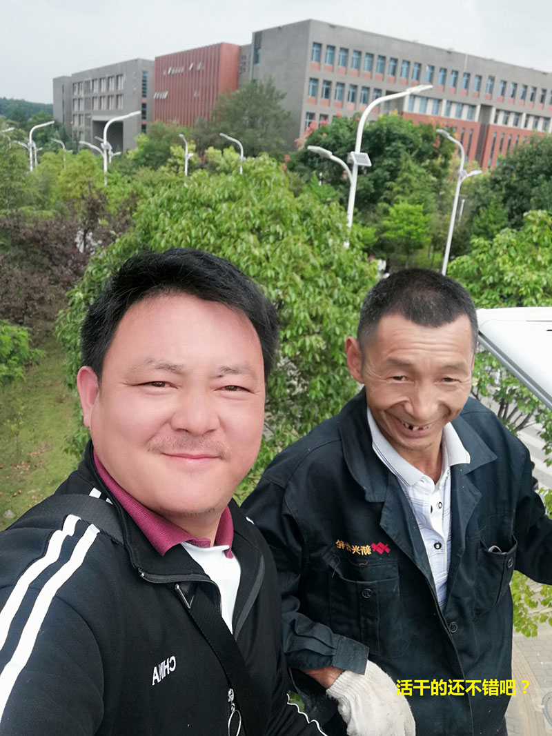 貴州某高校為本校區(qū)內(nèi)600多盞路燈更換LED燈頭及加裝太陽能LORA調(diào)光控制模塊，達(dá)到了節(jié)能和智能控制的目的。(圖10)